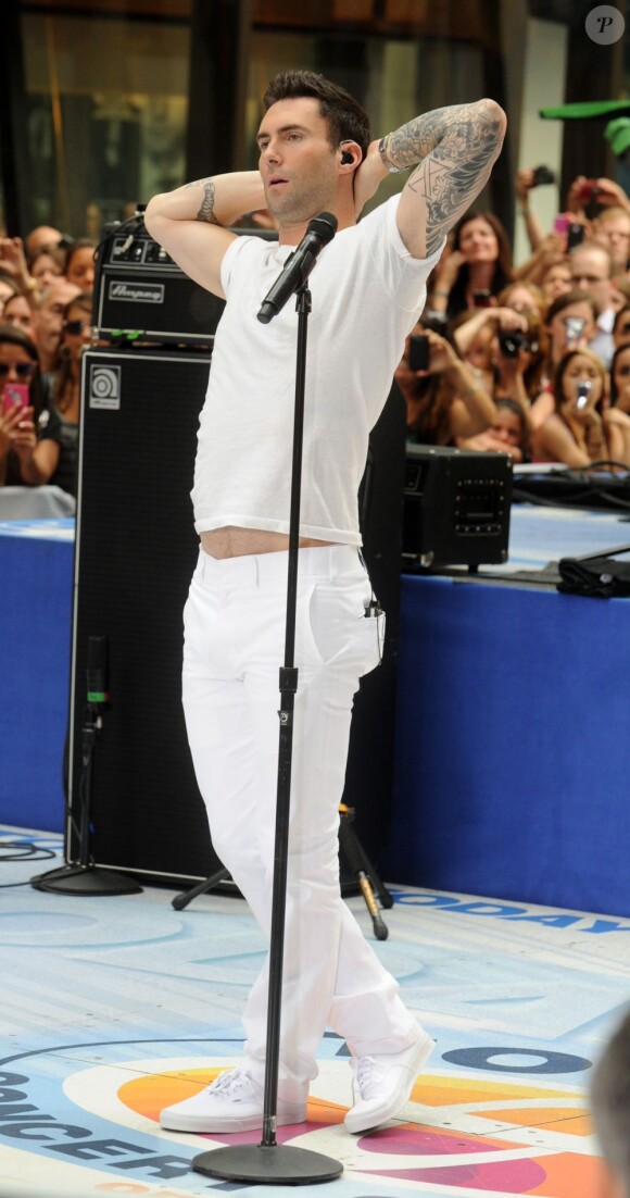 Adam Levine et son groupe Maroon 5 chantent sur le plateau de l'émission Today diffusée sur NBC, au Rockefeller Plaza à New York le 29 juin 2012.