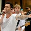 Adam Levine et son groupe Maroon 5 chantent sur le plateau de l'émission Today diffusée sur NBC, au Rockefeller Plaza à New York le 29 juin 2012.