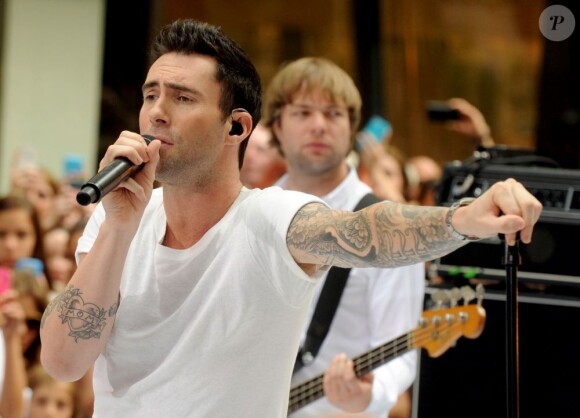 Adam Levine et son groupe Maroon 5 chantent sur le plateau de l'émission Today diffusée sur NBC, au Rockefeller Plaza à New York le 29 juin 2012.