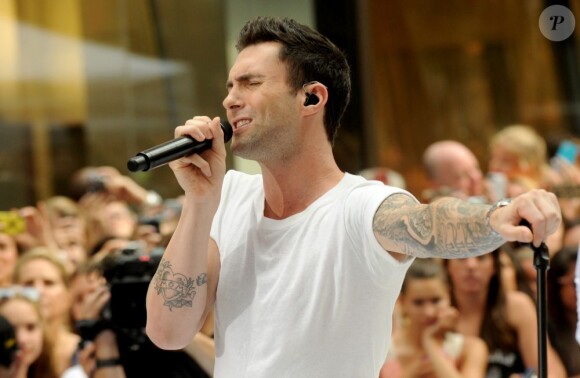 Adam Levine et son groupe Maroon 5 chantent sur le plateau de l'émission Today diffusée sur NBC, au Rockefeller Plaza à New York le 29 juin 2012.