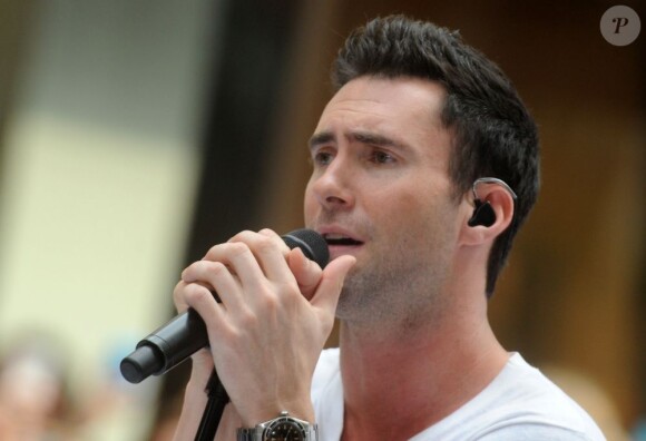 Adam Levine et son groupe Maroon 5 chantent sur le plateau de l'émission Today diffusée sur NBC, au Rockefeller Plaza à New York le 29 juin 2012.