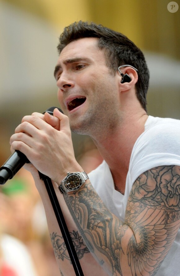 Adam Levine et son groupe Maroon 5 chantent sur le plateau de l'émission Today diffusée sur NBC, au Rockefeller Plaza à New York le 29 juin 2012.