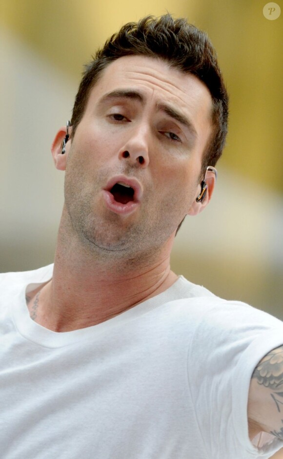 Adam Levine et son groupe Maroon 5 chantent sur le plateau de l'émission Today diffusée sur NBC, au Rockefeller Plaza à New York le 29 juin 2012.