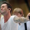 Adam Levine et son groupe Maroon 5 chantent sur le plateau de l'émission Today diffusée sur NBC, au Rockefeller Plaza à New York le 29 juin 2012.
