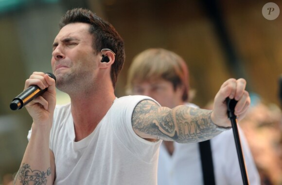 Adam Levine et son groupe Maroon 5 chantent sur le plateau de l'émission Today diffusée sur NBC, au Rockefeller Plaza à New York le 29 juin 2012.