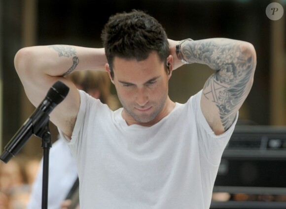 Adam Levine et son groupe Maroon 5 chantent sur le plateau de l'émission Today diffusée sur NBC, au Rockefeller Plaza à New York le 29 juin 2012.