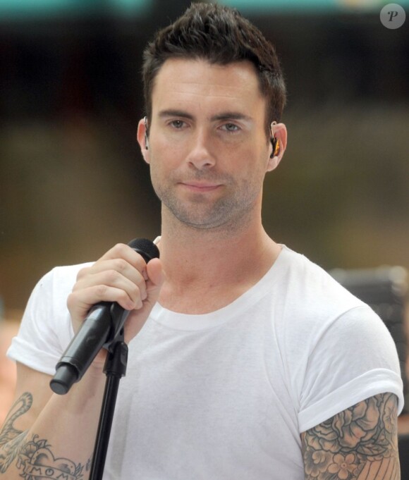 Adam Levine et son groupe Maroon 5 chantent sur le plateau de l'émission Today diffusée sur NBC, au Rockefeller Plaza à New York le 29 juin 2012.