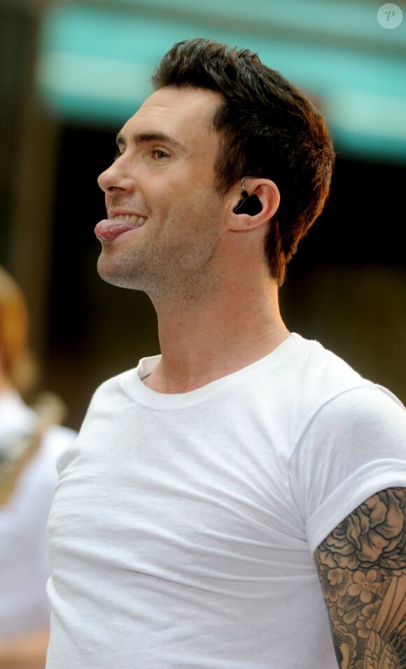 Adam Levine et son groupe Maroon 5 chantent sur le plateau de l'émission Today diffusée sur NBC, au Rockefeller Plaza à New York le 29 juin 2012.