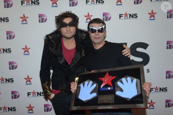 Matthieu Chédid et son meilleur fan lors de la soirée Virgin Radio Fans, à Paris, le 8 décembre 2012