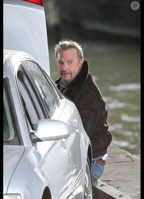 Kevin Costner sur le tournage de Three Days to Kill à Paris le 10 décembre 2012
