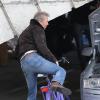 Kevin Costner à vélo sur le tournage de Three Days to Kill à Paris le 10 décembre 2012