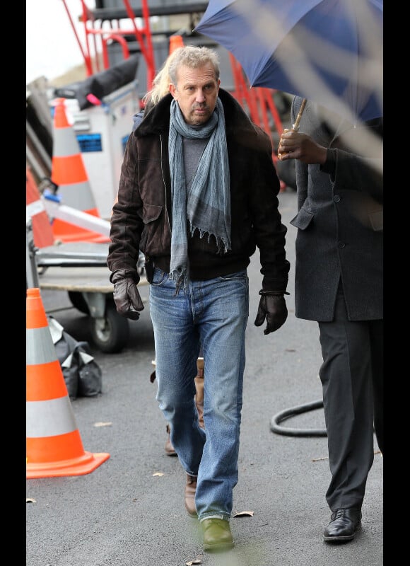 Kevin Costner sur le tournage de Three Days to Kill à Paris le 10 décembre 2012