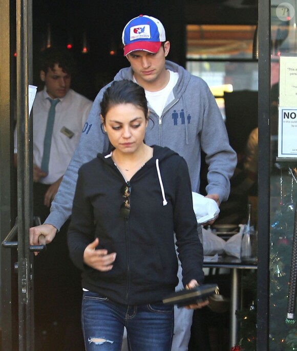 Exclusif - Ashton Kutcher et Mila Kunis quittent le restaurant Bossa Nova. Los Angeles, le 11 décembre 2012.
