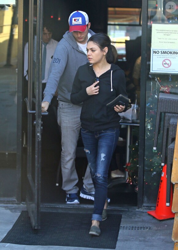 Exclusif - Ashton Kutcher et Mila Kunis, repérés à leur sortie du restaurant Bossa Nova. Los Angeles, le 11 décembre 2012.