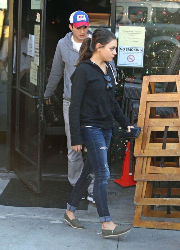 Exclusif - Ashton Kutcher et Mila Kunis quittent le restaurant Bossa Nova après y avoir déjeuné. Los Angeles, le 11 décembre 2012.