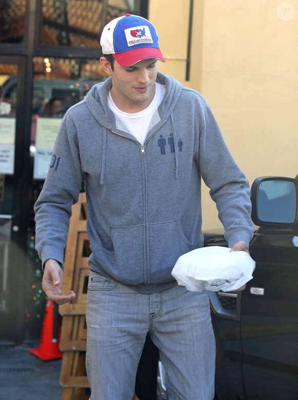 Exclusif - Ashton Kutcher quitte le restaurant Bossa Nova après y avoir déjeuné avec sa chérie Mila Kunis. Los Angeles, le 11 décembre 2012.