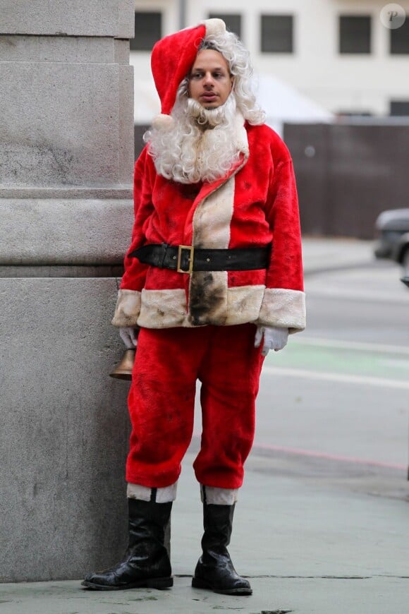 Un Père Noël en mauvais état est repéré lors du tournage de la série Glee à Los Angeles. Le 12 décembre 2012.