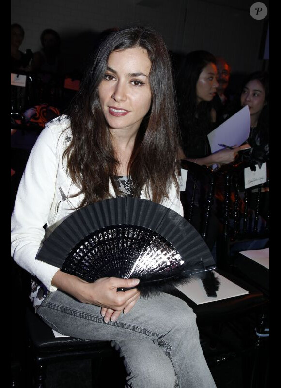 Olivia Ruiz lors du défilé de haute couture de Jean-Paul Gaultier à Paris le 6 juillet 2011.