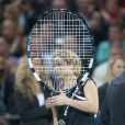 Kim Clijsters faisait ses adieux au monde du tennis devant ses fans lors du Thank You Games organisé à Anvers le 12 décembre 2012, où elle a reçu une raquette géante très pratique