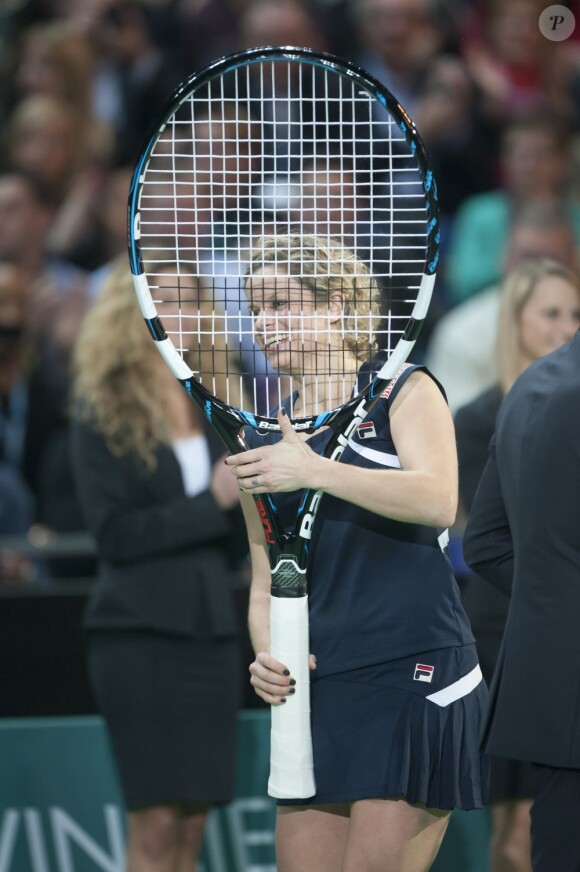 Kim Clijsters faisait ses adieux au monde du tennis devant ses fans lors du Thank You Games organisé à Anvers le 12 décembre 2012, où elle a reçu une raquette géante très pratique