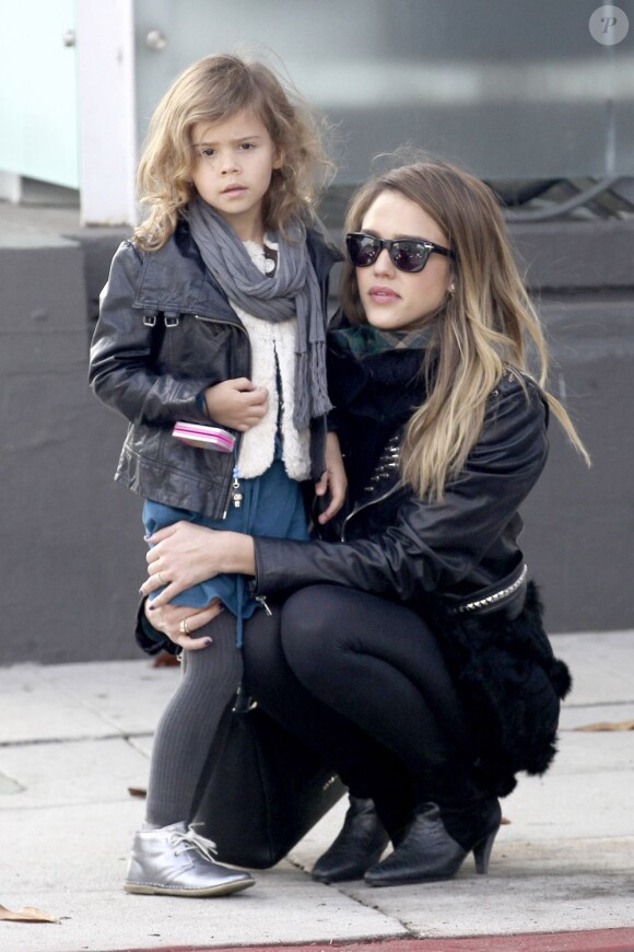 Jessica Alba et sa fille Honor dans un style identique à Los Angeles le 13 décembre 2012