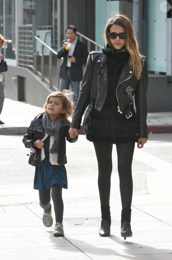 Jessica Alba et sa fille Honor complices dans un style identique à Los Angeles le 13 décembre 2012