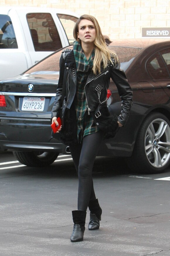 Jessica Alba se rend au travail le 13 décembre 2012 à Los Angeles