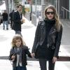 Jolie balade pour Jessica Alba et sa fille Honor dans un style identique à Los Angeles le 13 décembre 2012