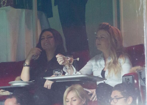 Emilie Nef Naf : fous rires avec sa copine Vanessa (Secret Story 3) lors du match PSG-Evian (4-0) au Parc des Princes à Paris, le 8 décembre 2012