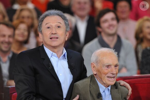 Michel Drucker et Robert Marchand lors de l'enregistrement de l'émission Vivement Dimanche à Paris le 12 décembre 2012.