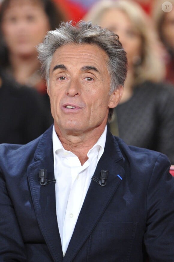 Gérard Holtz lors de l'enregistrement de l'émission Vivement Dimanche à Paris le 12 décembre 2012.
