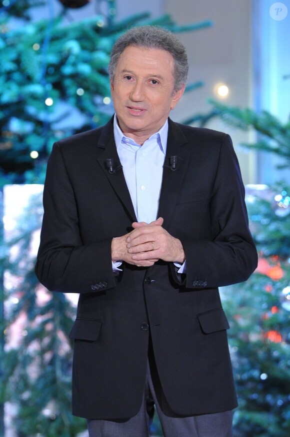 Michel Drucker lors de l'enregistrement de l'émission Vivement Dimanche à Paris le 12 décembre 2012.