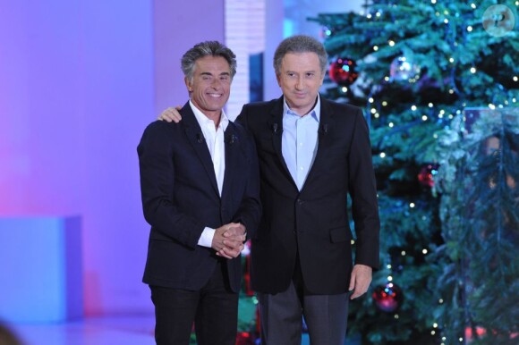 Michel Drucker et Gérard Holtz lors de l'enregistrement de l'émission Vivement Dimanche à Paris le 12 décembre 2012.