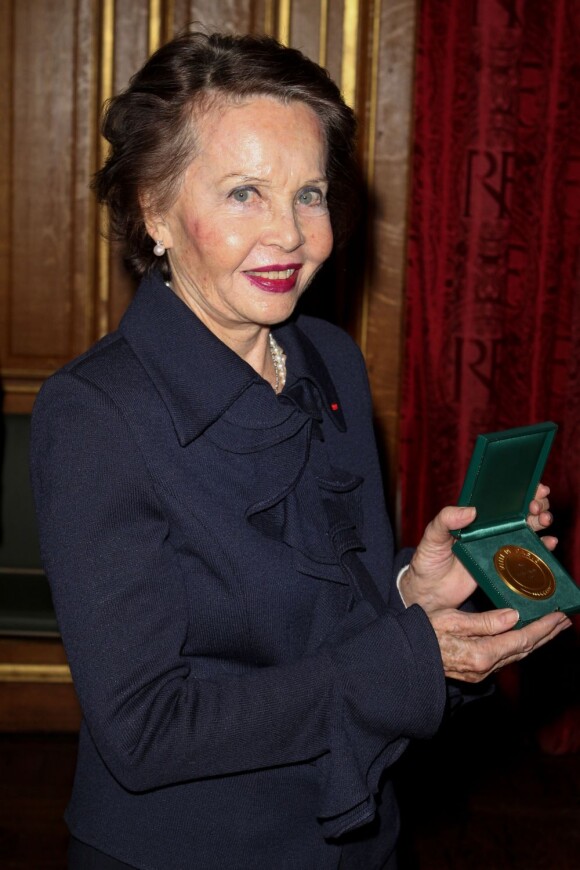 Leslie Caron reçoit la médaille Grand Vermeil de la Ville de Paris, le 14 décembre 2012.