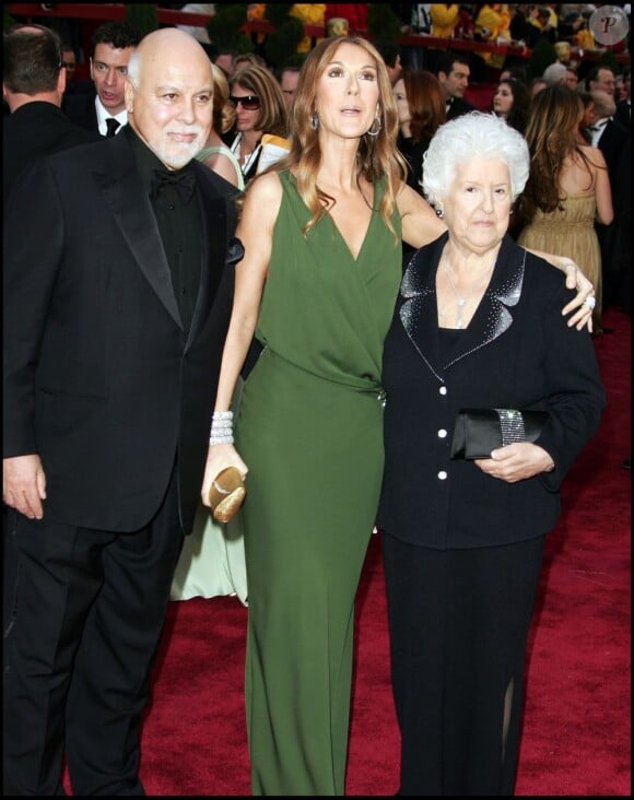 Céline Dion entourée de son mari René Angélil et sa mère Thérèse Dion à la cérémonie des Oscars à Los Angeles le 24 février 2007.