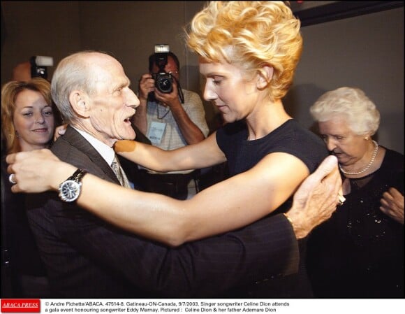 Céline Dion assiste à un gala hommage au parolier Eddy Marnay, avec son père Adhémar et sa mère Thérèse à Gatineau au Québec le 9 juillet 2003.