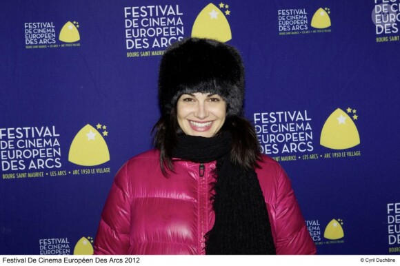 Helena Noguerra est tout sourire pour l'ouverture du Festival du cinéma européen aux Arcs, le 15 décembre 2012.