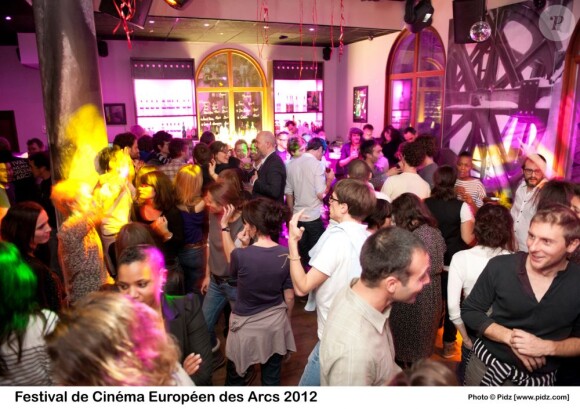 Outre le cinéma, on peut aussi danser et s'amuser autour d'une bière au Festival du cinéma européen aux Arcs, le 15 décembre 2012.