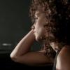 Alicia Keys dans le clip de son titre Brand New Me. La chanteuse ne quitte pas son piano.