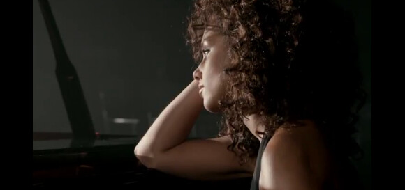 Alicia Keys dans le clip de son titre Brand New Me. La chanteuse ne quitte pas son piano.