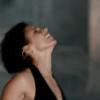 Alicia Keys dans le clip de son titre Brand New Me. Dans cette vidéo la chanteuse dévoile une nouvelle coiffure.