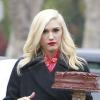 Exclusif - Gwen Stefani se rend chez ses parents Dennis et Patti avec un un gros gâteau au chocolat dans les mains. Los Angeles, le 16 décembre 2012.