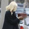 Exclusif - Gwen Stefani se rend chez ses parents Dennis et Patti avec un un gros gâteau au chocolat dans les mains. Los Angeles, le 16 décembre 2012.