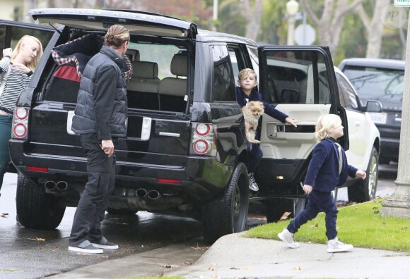 Exclusif - Gavin Rossdale et ses deux fils Kingston et Zuma se rendent chez les parents de Gwen Stefani à Los Angeles. Le 16 décembre 2012.