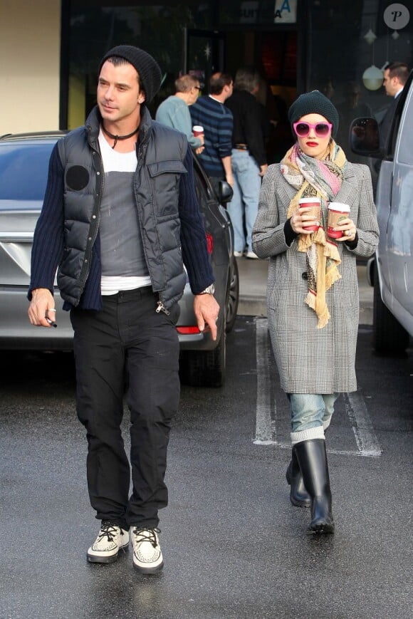 Exclusif - Gwen Stefani et son mari Gavin Rossdale se rendent chez Starbucks pour un café à emporter après avoir déposé leur fils Kingston, six ans, à l'école. Los Angeles, le 17 décembre 2012.