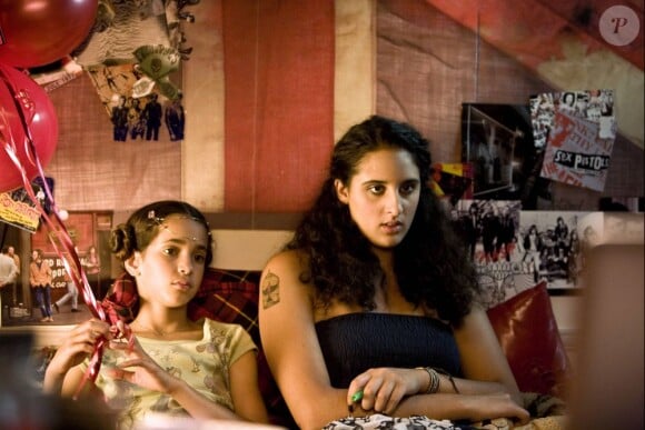 Iman Perez (la fille de Vincent Perez et Karine Silla) et Roxane Depardieu dans le film Un baiser papillon (2011)
