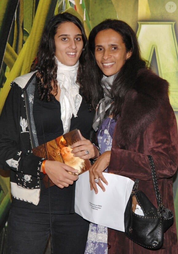 Karine Silla et sa fille Roxane Depardieu à Paris, le 27 novembre 2006.