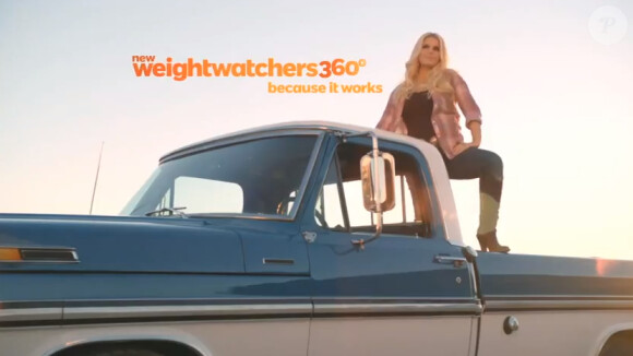 Jessica Simpson amincie dans la nouvelle pub Weight Watchers. La blonde pose fièrement pour la marque.