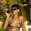 Rihanna, divine, s'offre une bière en vacances dans une villa à la Barbade, le 19 decembre 2012