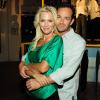 Jennie Garth et Luke Perry le 23 août 2012 à Los Angeles. Les deux acteurs se prennent dans les bras.